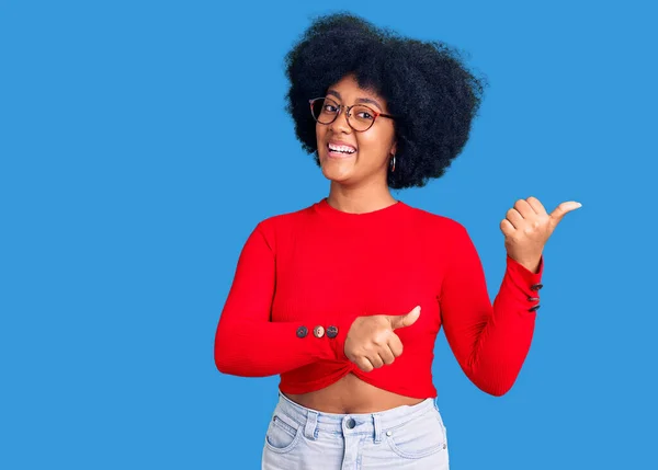 Jovem Afro Americana Vestindo Roupas Casuais Óculos Apontando Para Costas — Fotografia de Stock