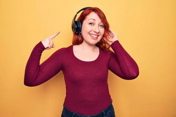 Ung Vacker Rödhårig Kvinna Lyssnar Musik Med Hörlurar Över Gul — Stockfoto