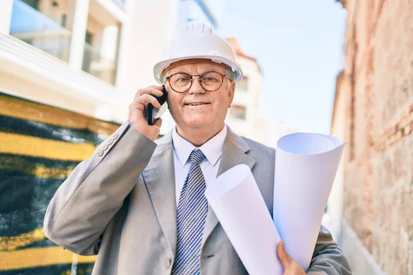 Senior Grey Haired Architect Man Holding Blueprints Using Smartphone Street — Stock Photo, Image