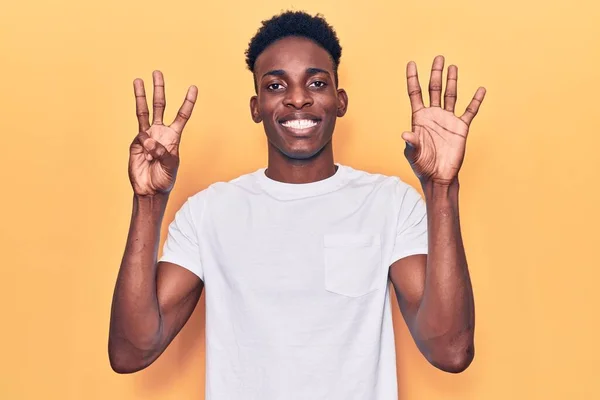 Jovem Afro Americano Vestindo Roupas Casuais Mostrando Apontando Para Cima — Fotografia de Stock