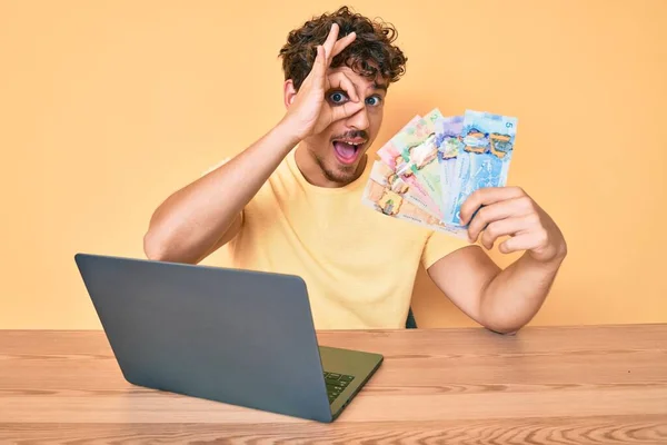 Joven Hombre Caucásico Con Pelo Rizado Sentado Mesa Trabajo Con —  Fotos de Stock