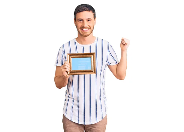 Jovem Bonito Com Urso Segurando Quadro Vazio Gritando Orgulhoso Celebrando — Fotografia de Stock