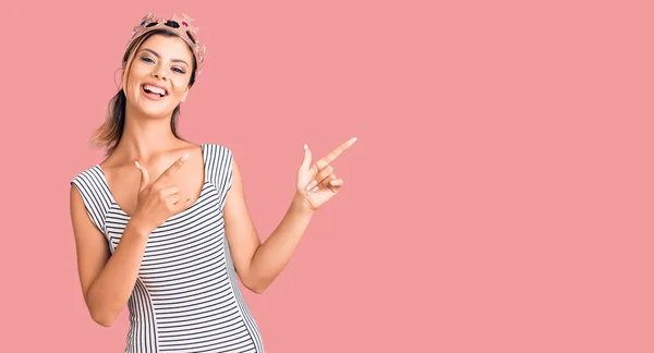 Jovem Mulher Bonita Vestindo Coroa Rei Sorrindo Olhando Para Câmera — Fotografia de Stock