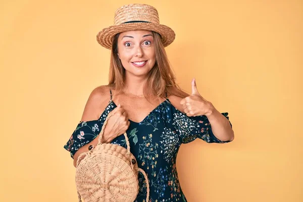 Mulher Hispânica Meia Idade Usando Chapéu Verão Segurando Saco Vime — Fotografia de Stock