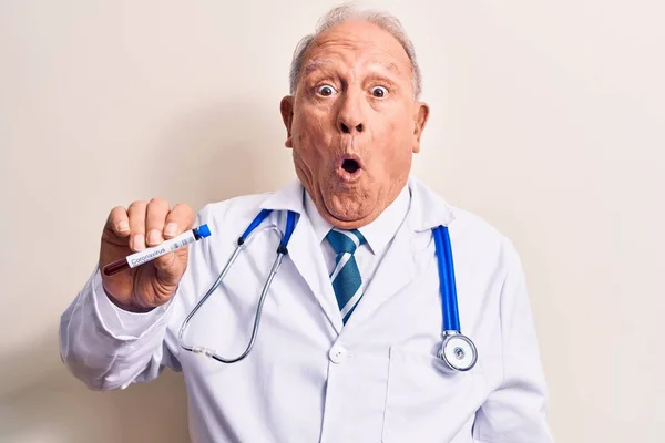 Senior Bonito Homem Cabelos Grisalhos Médico Segurando Tubo Teste Coronavírus — Fotografia de Stock