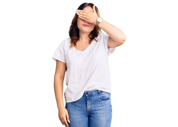 Jovem Bela Mulher Caucasiana Vestindo Camiseta Branca Casual Cobrindo Olhos — Fotografia de Stock