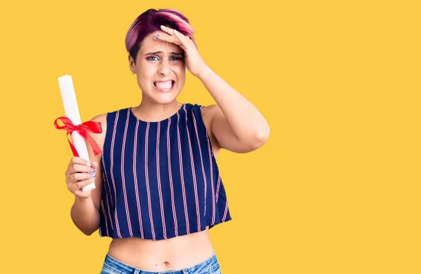 Jovem Mulher Bonita Com Cabelo Rosa Segurando Diploma Pós Graduação — Fotografia de Stock