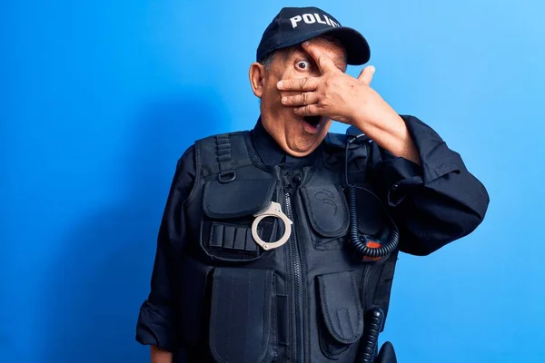 Hombre Mayor Con Pelo Gris Vistiendo Uniforme Policía Asomándose Shock —  Fotos de Stock