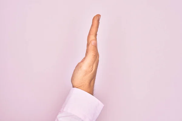白人年轻人的手 用手指在孤立的粉色背景上伸出来的手 推挤着 做着停止的手势 — 图库照片