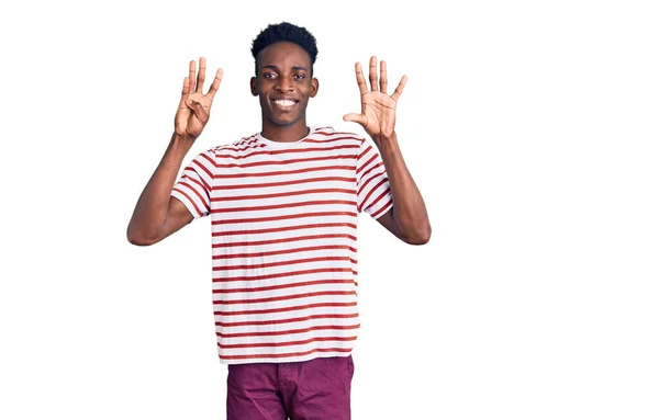 Jovem Afro Americano Vestindo Roupas Casuais Mostrando Apontando Para Cima — Fotografia de Stock