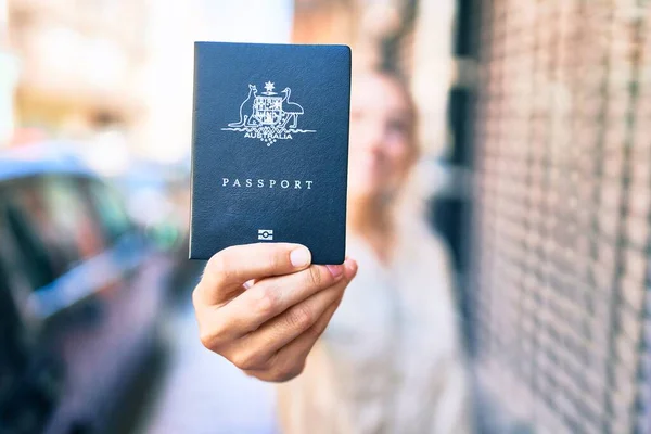 Молода Вродлива Білявка Яка Сонячний День Посміхається Вулиці Показує Паспорт — стокове фото