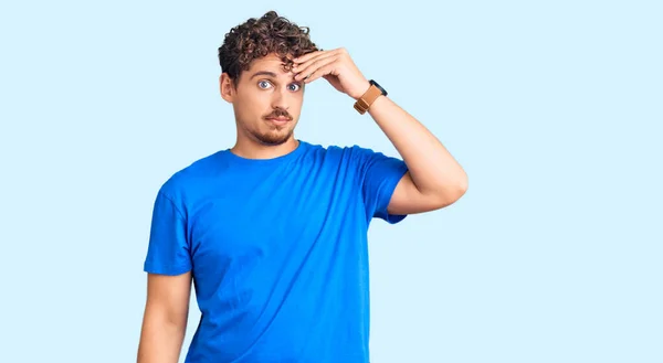 Joven Hombre Guapo Con Pelo Rizado Con Ropa Casual Preocupado —  Fotos de Stock