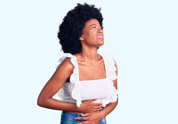 Mujer Afroamericana Joven Que Usa Ropa Casual Con Mano Estómago — Foto de Stock