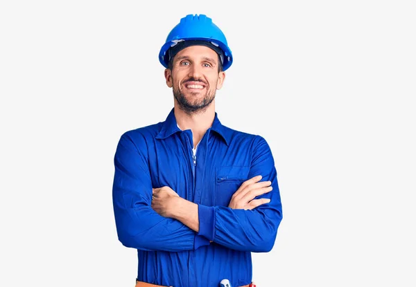 Jonge Knappe Man Arbeidersuniform Een Harde Hoed Vrolijk Gezicht Glimlachend — Stockfoto