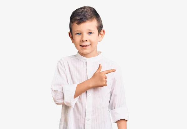 Lindo Niño Rubio Con Camisa Elegante Alegre Con Una Sonrisa —  Fotos de Stock