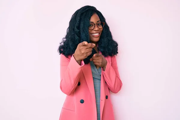 Gyönyörű Afrikai Üzleti Kabátban Szemüvegben Ujjal Mutogatva Kamerára Boldog Vicces — Stock Fotó