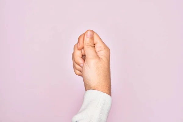 Mano Joven Caucásico Mostrando Dedos Sobre Fondo Rosa Aislado Sosteniendo —  Fotos de Stock