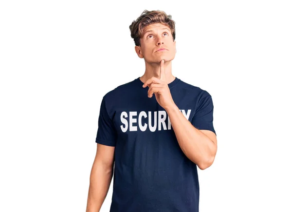 Jovem Homem Bonito Vestindo Camisa Segurança Pensando Concentrou Sobre Dúvida — Fotografia de Stock