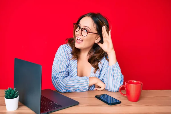 Giovane Bella Donna Caucasica Che Lavora Ufficio Con Computer Portatile — Foto Stock