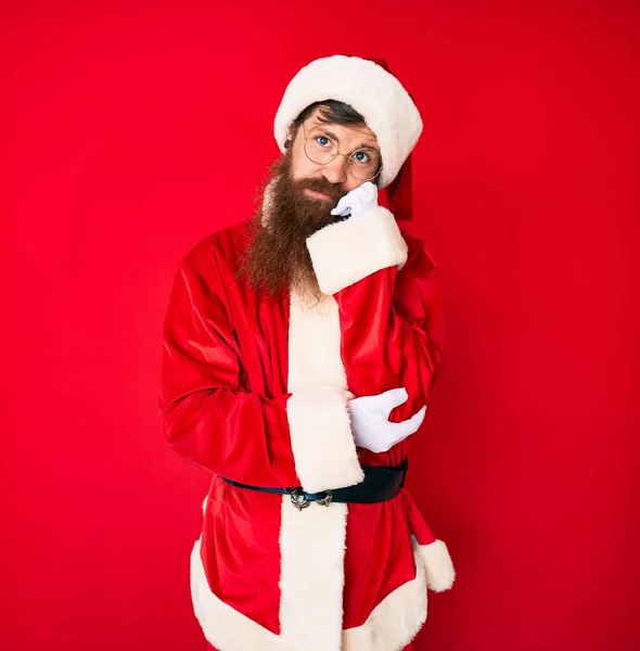Όμορφος Νεαρός Κόκκινο Κεφάλι Άνθρωπος Μακριά Γενειάδα Φορώντας Κοστούμι Santa — Φωτογραφία Αρχείου