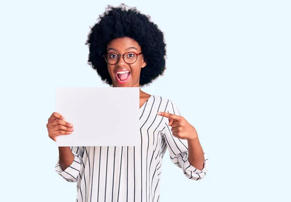 Joven Afroamericana Americana Sosteniendo Papel Vacío Sonriendo Feliz Señalando Con —  Fotos de Stock