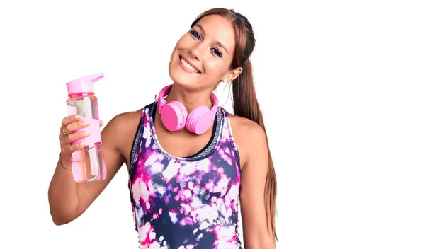 Joven Mujer Hispana Hermosa Usando Ropa Deportiva Sosteniendo Botella Agua —  Fotos de Stock