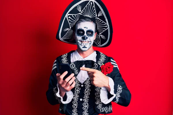 Mladý Muž Sobě Mexický Den Mrtvých Kostým Pomocí Smartphone Usměvavý — Stock fotografie