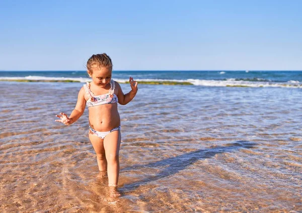 Urocze Blond Dziecko Bikini Uśmiechnięte Szczęśliwie Stojąc Uśmiechem Twarzy Bawiąc — Zdjęcie stockowe