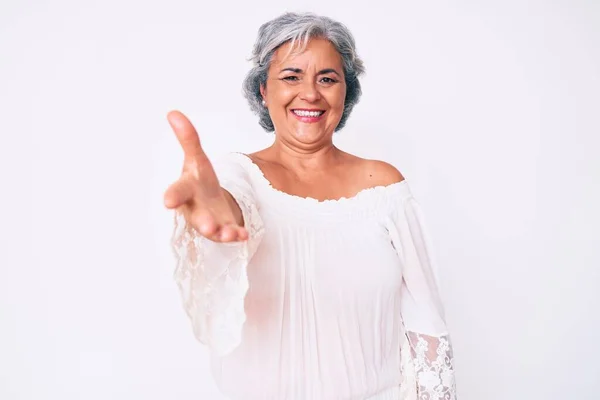 Senior Latino Grijsharige Vrouw Met Casual Kleding Lachend Vriendelijk Aanbieden — Stockfoto