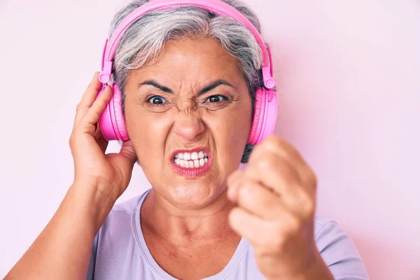 Ältere Hispanische Frau Hört Musik Mit Kopfhörern Genervt Und Frustriert — Stockfoto