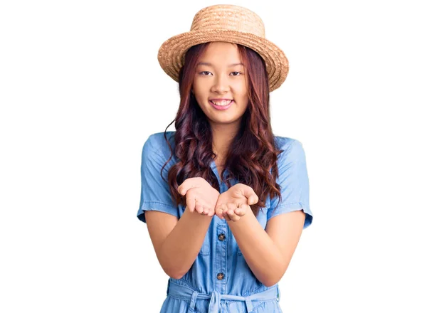Молодая Красивая Китаянка Летней Шляпе Улыбается Ладонями Принимая Давая Жест — стоковое фото