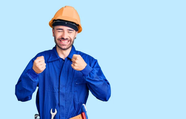 Jovem Hispânico Vestindo Uniforme Trabalhador Animado Para Sucesso Com Braços — Fotografia de Stock