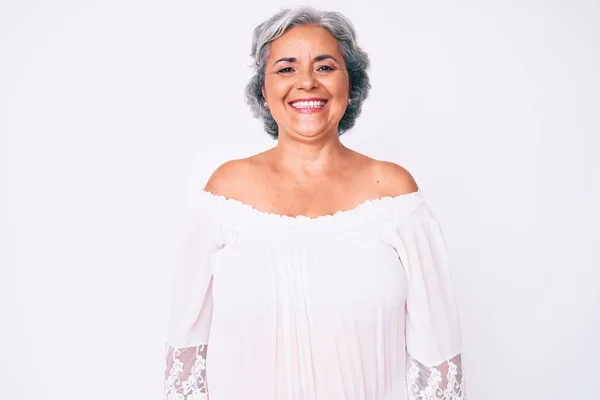 顔に幸せとクールな笑顔でカジュアルな服を着てシニアヒスパニック系の白髪の女性 運のいい人 — ストック写真