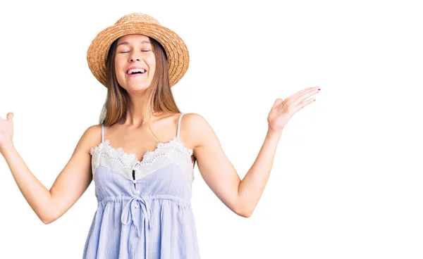 Beautiful Brunette Young Woman Wearing Summer Hat Celebrating Mad Crazy — Stock Photo, Image