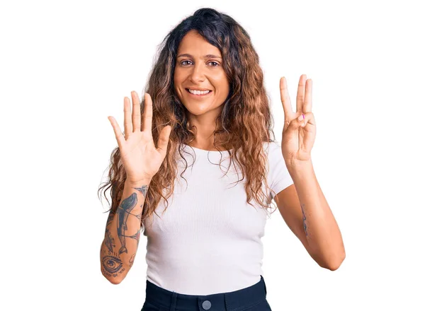 Молода Іспаномовна Жінка Татуюванням Повсякденній Білій Сорочці Показуючи Вказуючи Пальцями — стокове фото