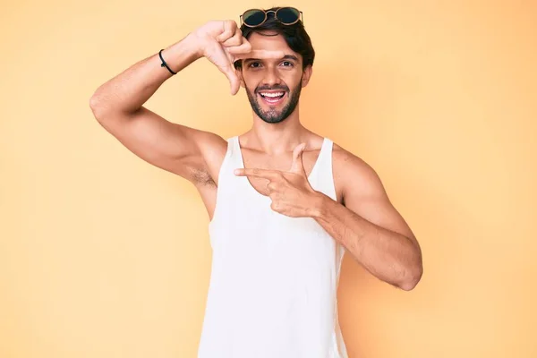 Hombre Hispano Guapo Vistiendo Look Veraniego Gafas Sol Sonriente Haciendo — Foto de Stock