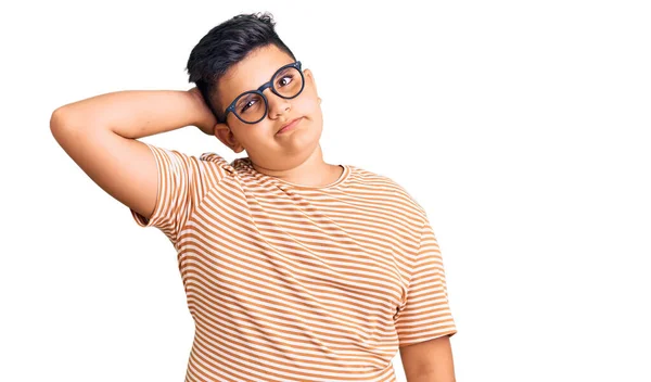 Niño Pequeño Con Ropa Casual Gafas Confundir Preguntarse Acerca Pregunta — Foto de Stock