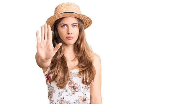 Schöne Kaukasische Junge Frau Mit Sommermütze Die Mit Der Hand — Stockfoto