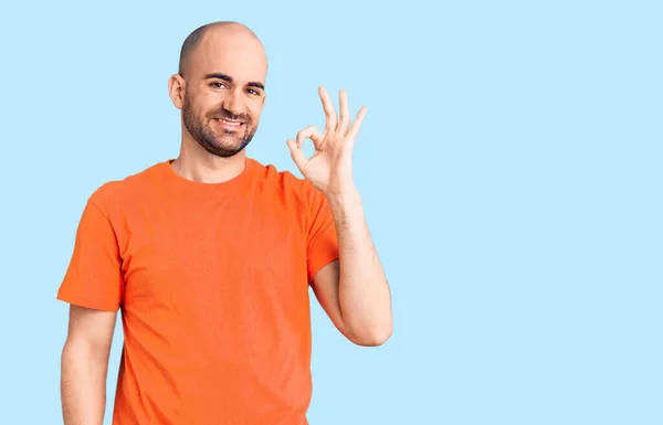 Joven Hombre Guapo Wering Camiseta Casual Sonriendo Positiva Haciendo Signo —  Fotos de Stock