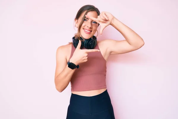 Mooie Jonge Blanke Vrouw Sportkleding Met Behulp Van Een Koptelefoon — Stockfoto
