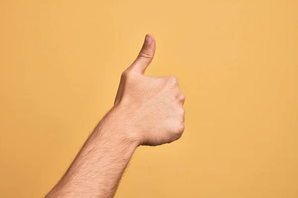 Hand Van Blanke Jongeman Met Vingers Geïsoleerde Gele Achtergrond Met — Stockfoto