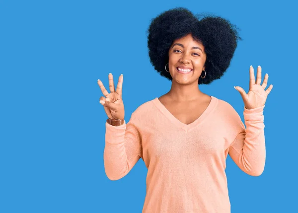 Jovem Afro Americana Vestindo Roupas Casuais Mostrando Apontando Para Cima — Fotografia de Stock