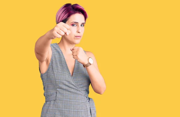 Jovem Mulher Bonita Com Cabelo Rosa Vestindo Roupas Casuais Punho — Fotografia de Stock