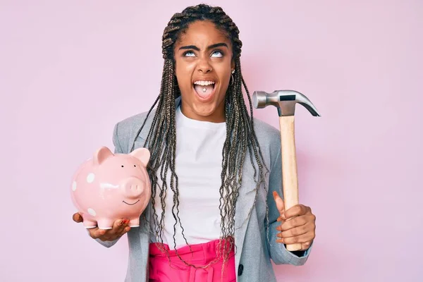 Junge Afrikanisch Amerikanische Frau Mit Zöpfen Hält Sparschwein Und Hammer — Stockfoto