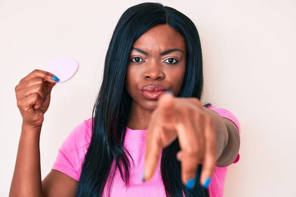 Ung Afrikansk Amerikansk Kvinna Håller Makeup Svamp Pekar Med Fingret — Stockfoto