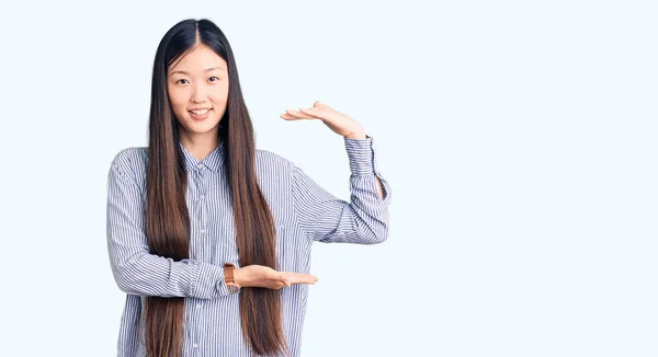 Młoda Piękna Chinka Ubrana Luźną Koszulę Gestykulująca Dłońmi Pokazująca Duży — Zdjęcie stockowe