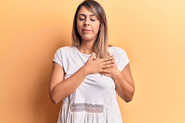 Joven Hermosa Mujer Con Camiseta Casual Sonriendo Con Las Manos — Foto de Stock