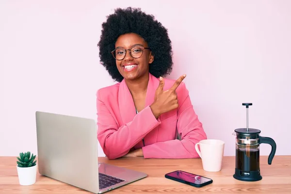 Joven Mujer Afroamericana Trabajando Escritorio Usando Computadora Portátil Sonriendo Alegre —  Fotos de Stock