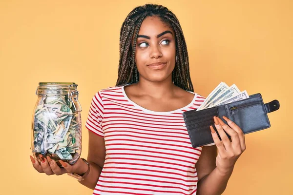 Mladá Africká Americká Žena Copánky Nádobkou Úspory Peněženkou Dolary Usmívá — Stock fotografie