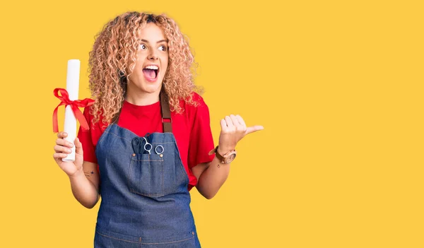 Jonge Blonde Vrouw Met Krullend Haar Dragen Kapsalon Schort Houden — Stockfoto